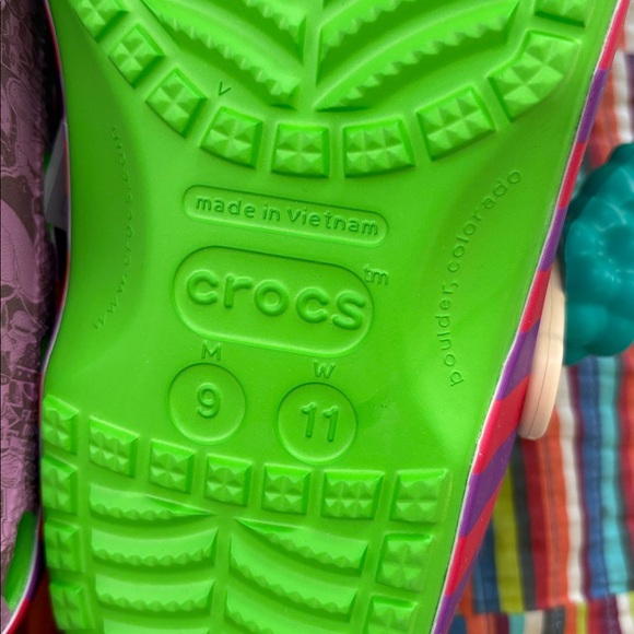 CROCS Pink Clogs with Blue Accents and Fun Charms size men 9 women’s 11 new - Picture 11 of 15